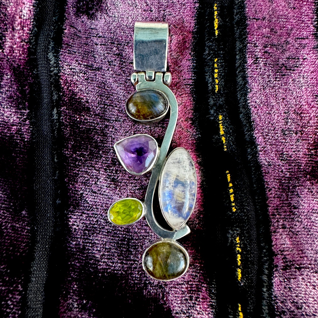 Sterling Silver Pendant With 5 Gems In It. Beautiful & In Excellent Condition.